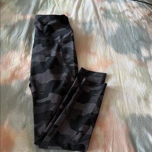 Old Navy Black and Gray Camo Leggings Sleek Athletic Design